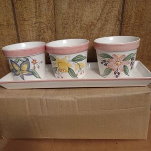 BRAND NEW!!!VINTAGE SET OF THREE SMALL PLANTERS WITH PLATE STAND.